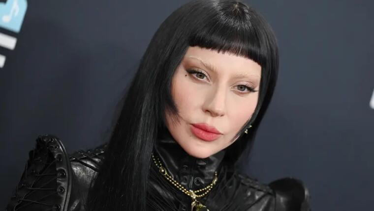 Lady Gaga condena o ICE e implora por "misericórdia" de Trump.